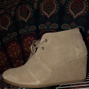 Size 8.5 tan Toms wedge booties.